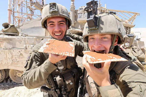 Combatientes israelíes del Batallón de Paracaidistas recibieron su ración de matzá.  