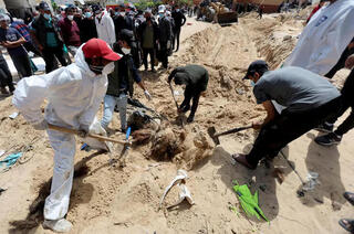 Trabajo para retirar los cuerpos enterrados cerca del Hospital de Khan Younis. 