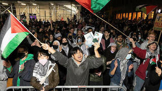Manifestantes ondean banderas palestinas. 