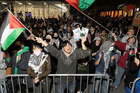 Manifestantes ondean banderas palestinas. 