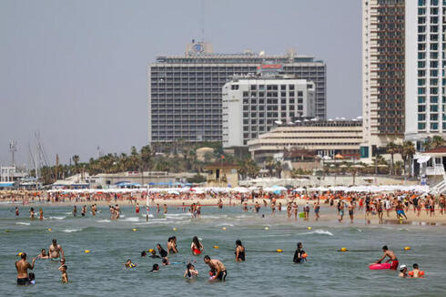 Meterse al mar, una de las formas de combatir el agobiante calor en Israel. 