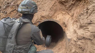 Un soldado de las FDI trabaja en la destrucción de un túnel de Hamás. 