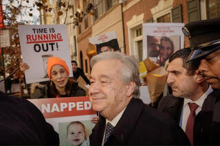 El secretario general de la ONU, António Guterres, se enfrentó a las familias de los secuestrados frente a su casa en Nueva York. 