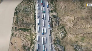 Camiones de ayuda humanitaria cerca del cruce de Rafah. 