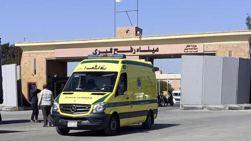 Una ambulancia circulando por el cruce de Rafah. 
