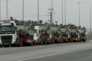 Vehículos blindados son transportados en camiones a una zona del sur de Israel el 25 de abril. 