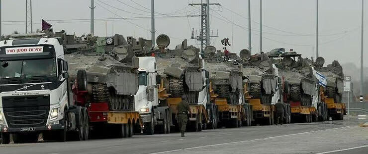 Vehículos blindados son transportados en camiones a una zona del sur de Israel el 25 de abril. 