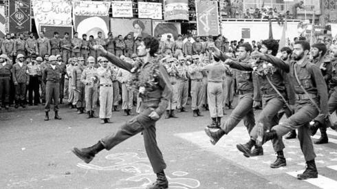 Desfile de la Guardia Revolucionaria en 1983, en Teherán. 