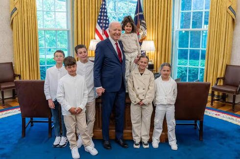 Joe Biden con Abigail Idan y su hermano, junto con otros niños, en la Casa Blanca. 
