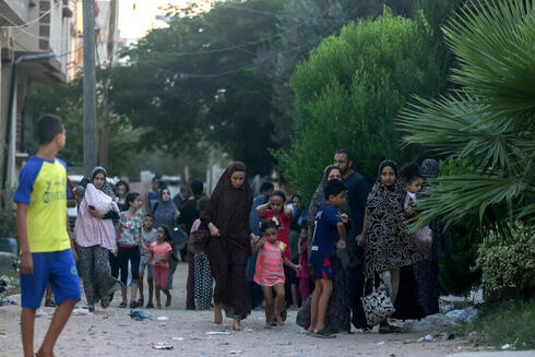 Palestinos huyen de sus hogares en Rafah en medio de ataques israelíes. 