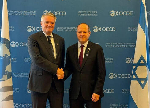 El secretario general de la OCDE, Mathias Cormann, con el ministro de Economía de Israel, Nir Barkat. 