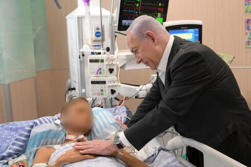 Netanyahu visita a un combatiente herido en Sheba. 