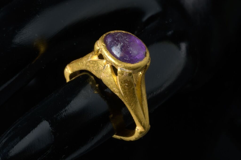 Anillos antiguos de oro con piedras best sale